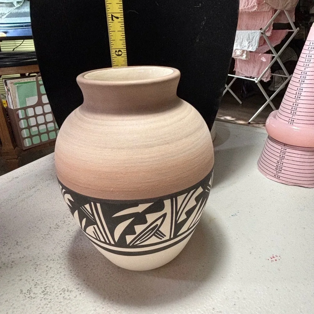 Pottery Vase Tan Terracotta Black White Geometric Signed Silas Navajo USA 6.5in